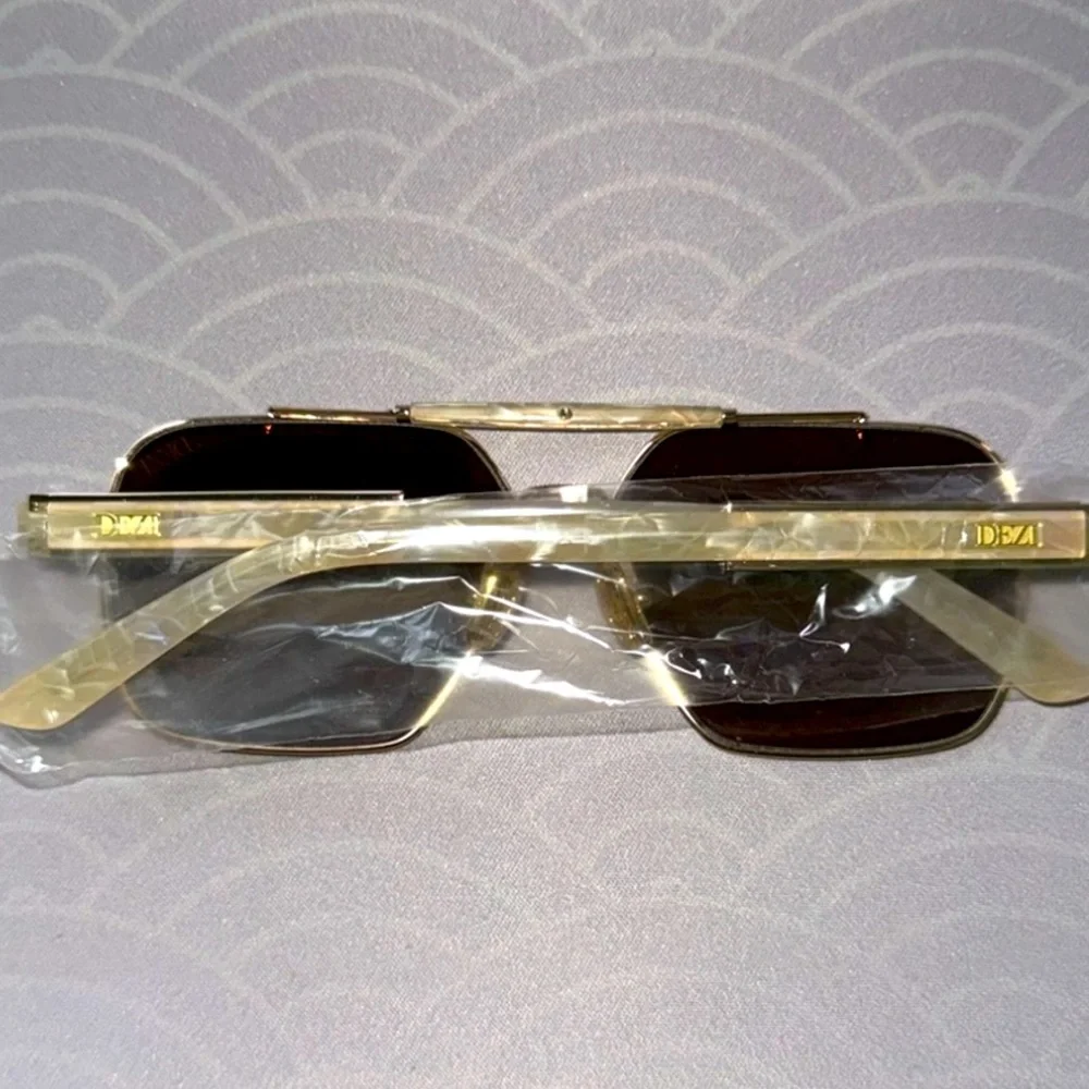 DEZI EZ SUNGLASSES, never wore